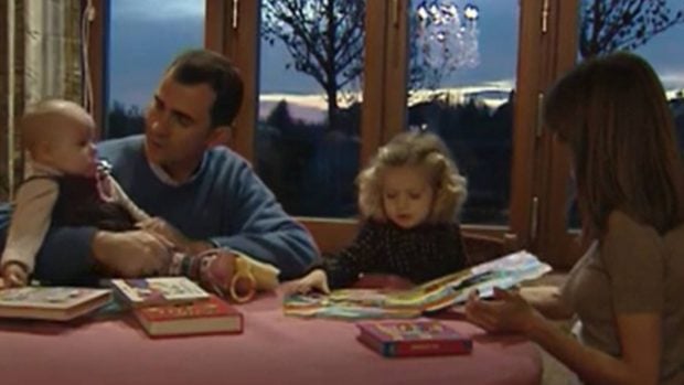 Los Reyes de Espa&ntilde;a jugando con sus hijas. (Foto: Casa Real)