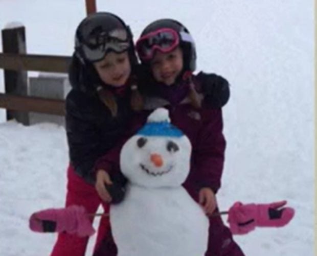 La infanta Sof&iacute;a y la princesa Leonor en la nieve. (Foto: Casa Real)