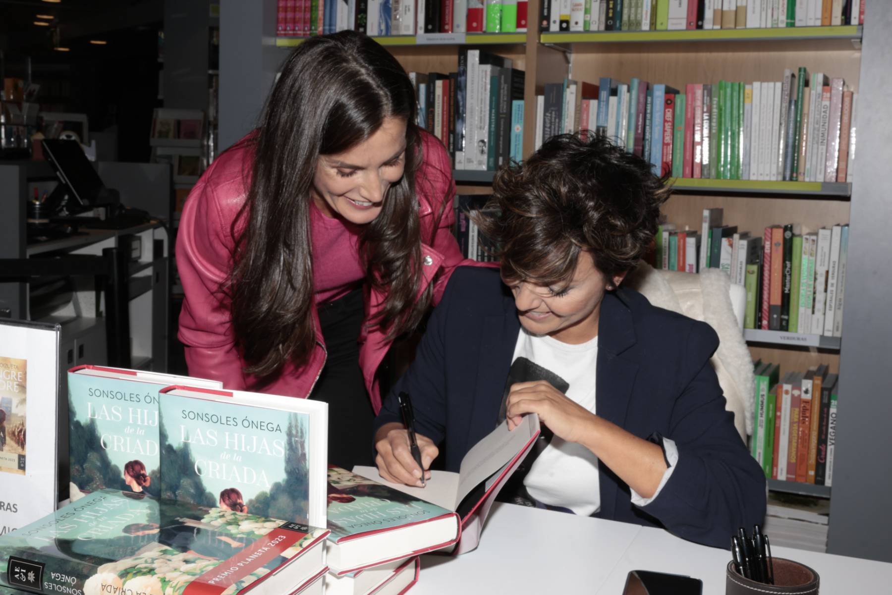 La Reina Letizia y Sonsoles &Oacute;nega en una firma de libros. (Foto: Gtres)