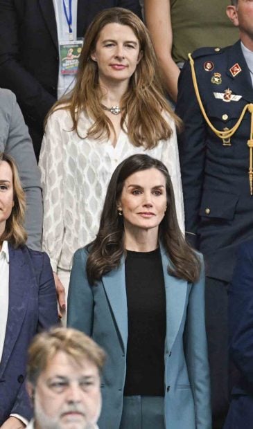 Do&ntilde;a Letizia y Mar&iacute;a Dolores Oca&ntilde;a en un acto en Mallorca. (Foto: Gtres)