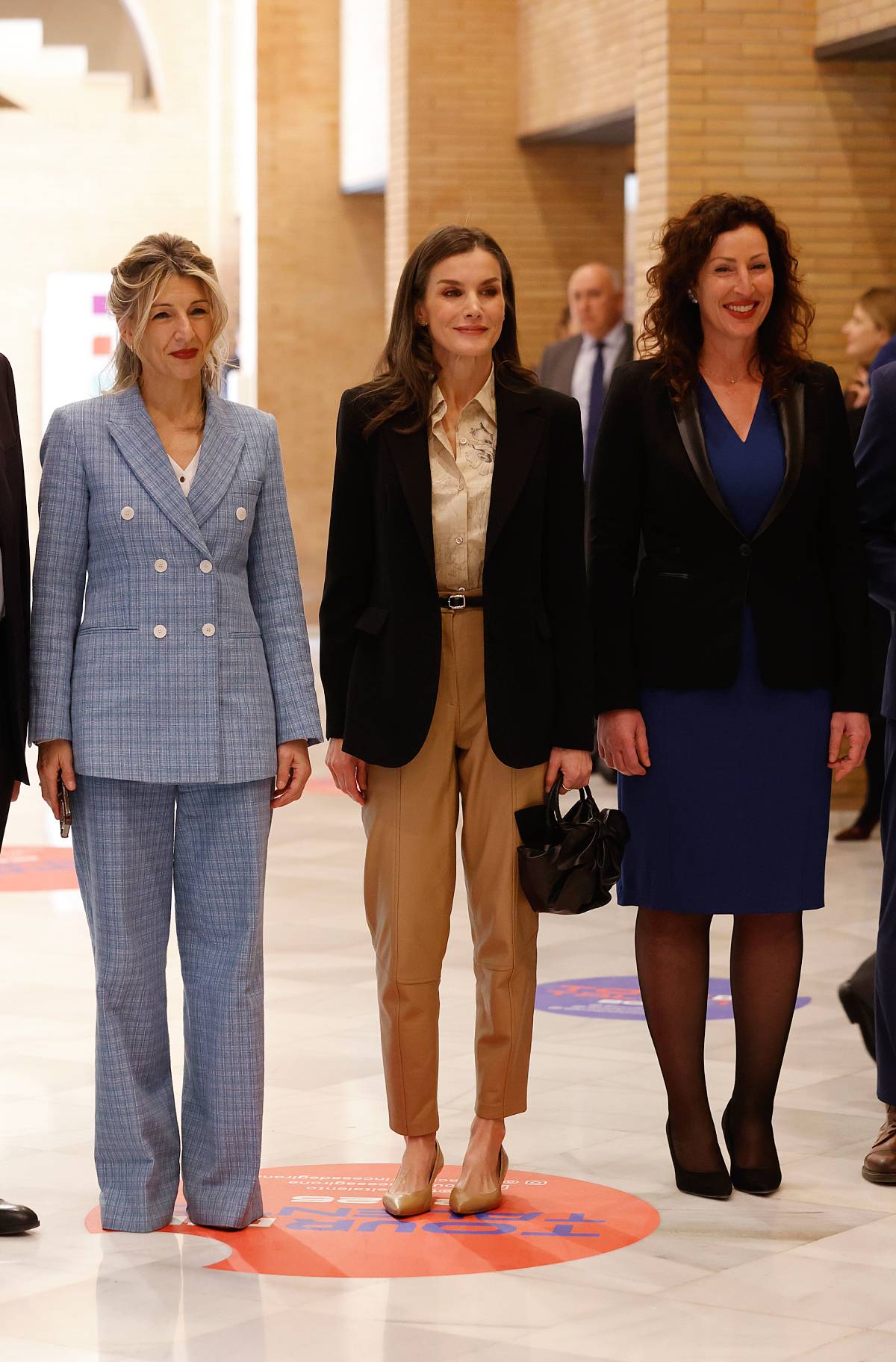Un conjunto de chaqueta y pantal&oacute;n confeccionado en tweed de color azul por el que Yolanda D&iacute;az pag&oacute; 720 euros de Maje. (Gtres)