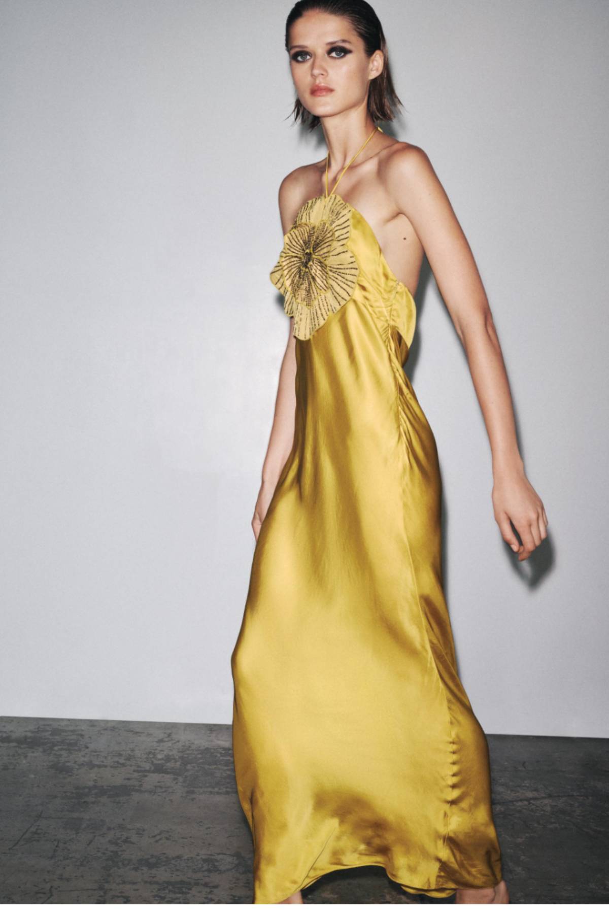 El Vestido satinado con flor en relieve de Zara.