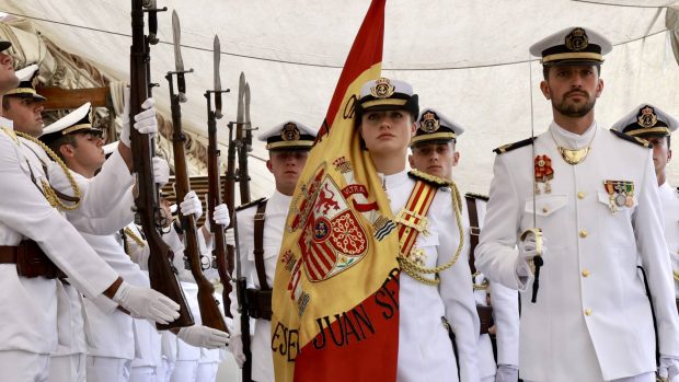 Do&ntilde;a Leonor en una jura de bandera. (Foto: Gtres)