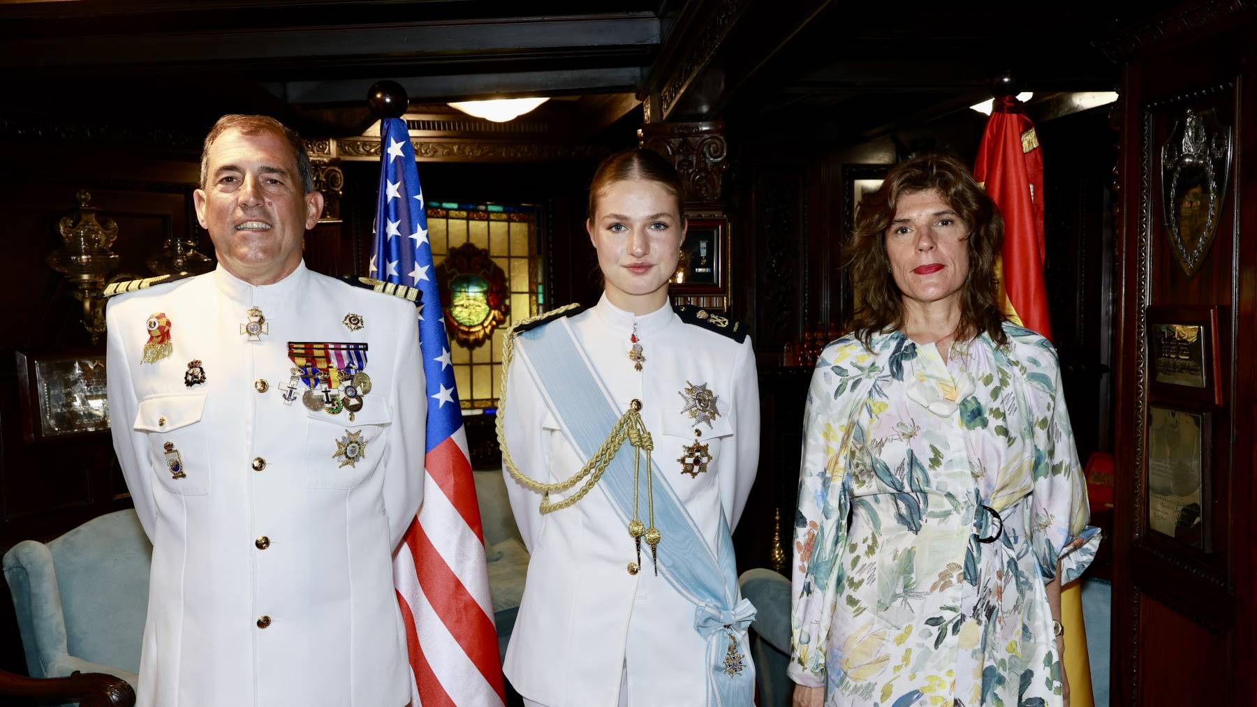 La princesa Leonor junto al comandante nav&iacute;o Luis Carreras-Presas y la embajadora de Espa&ntilde;a en Nueva York, &Aacute;ngeles Moreno Bau. (Foto: Gtres)