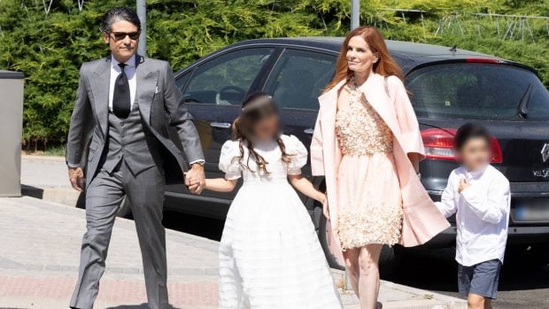 La familia de Borb&oacute;n Porras en la Primera Comuni&oacute;n de Flavia. (Foto: Gtres)