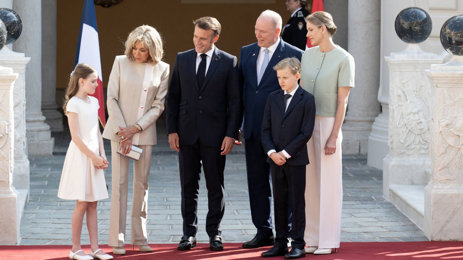 La familia real de M&oacute;naco junto a los Macron. (Foto: Gtres)