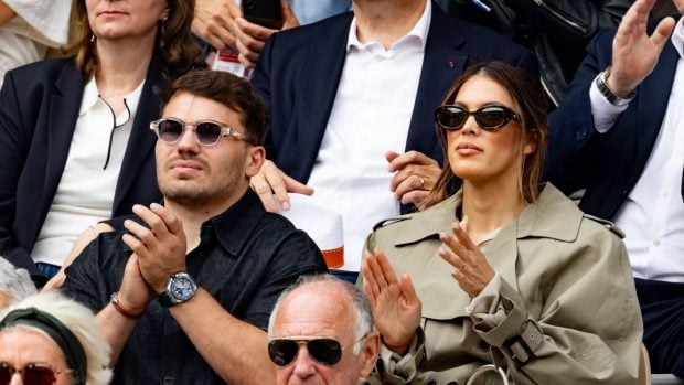 Antoine Dupont e Iris Mittenaere en el Roland Garros. (Foto: Gtres)
