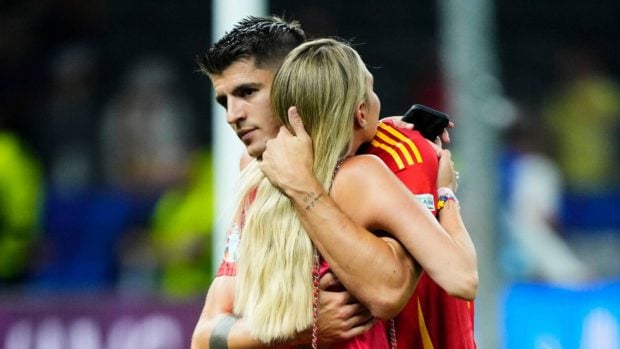 &Aacute;lvaro Morata y Alice Campello tras un partido de futbol. (Foto: Gtres)