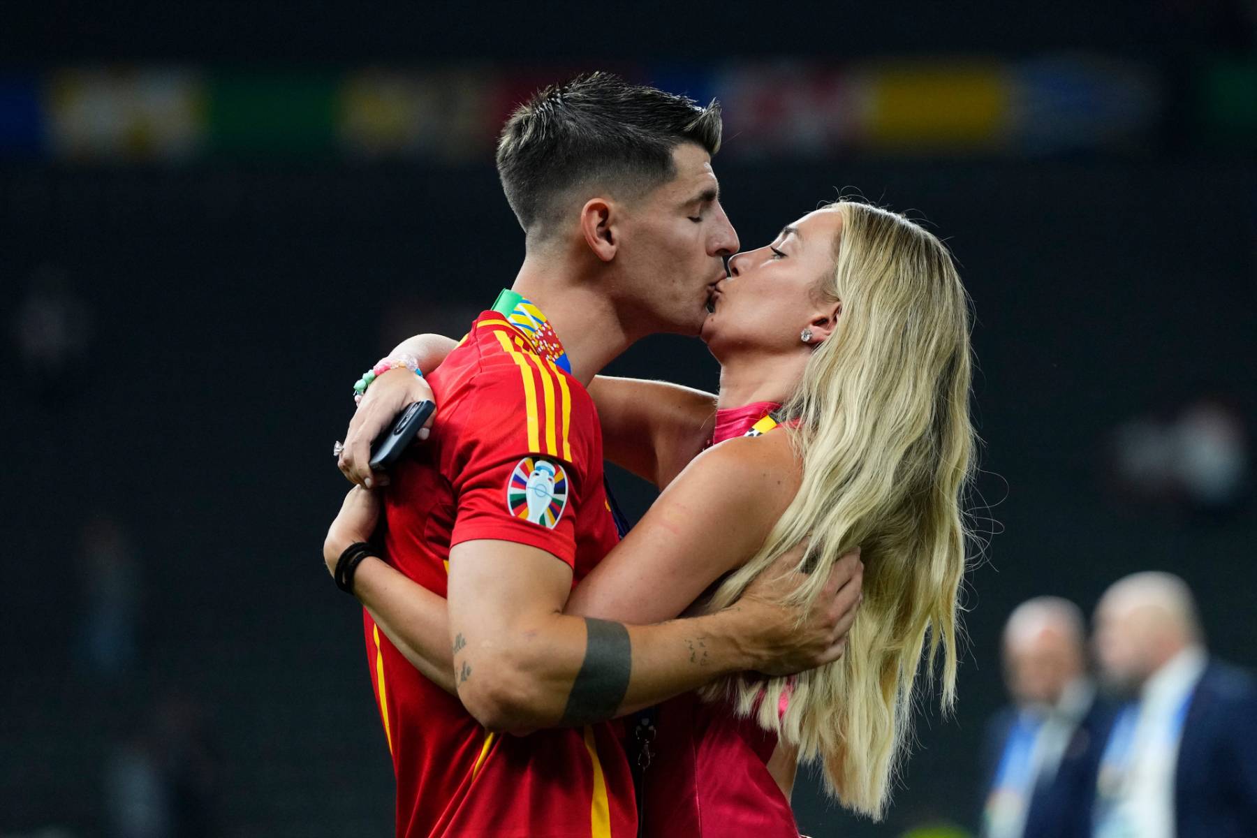 &Aacute;lvaro Morata y Alice Campello tras un partido de futbol. (Foto: Gtres)