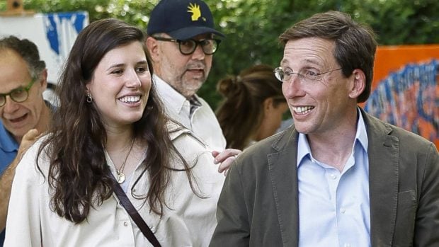 Jos&eacute; Luis Mart&iacute;nez-Almeida y Teresa Urquijo en Madrid. (Foto: Gtres)