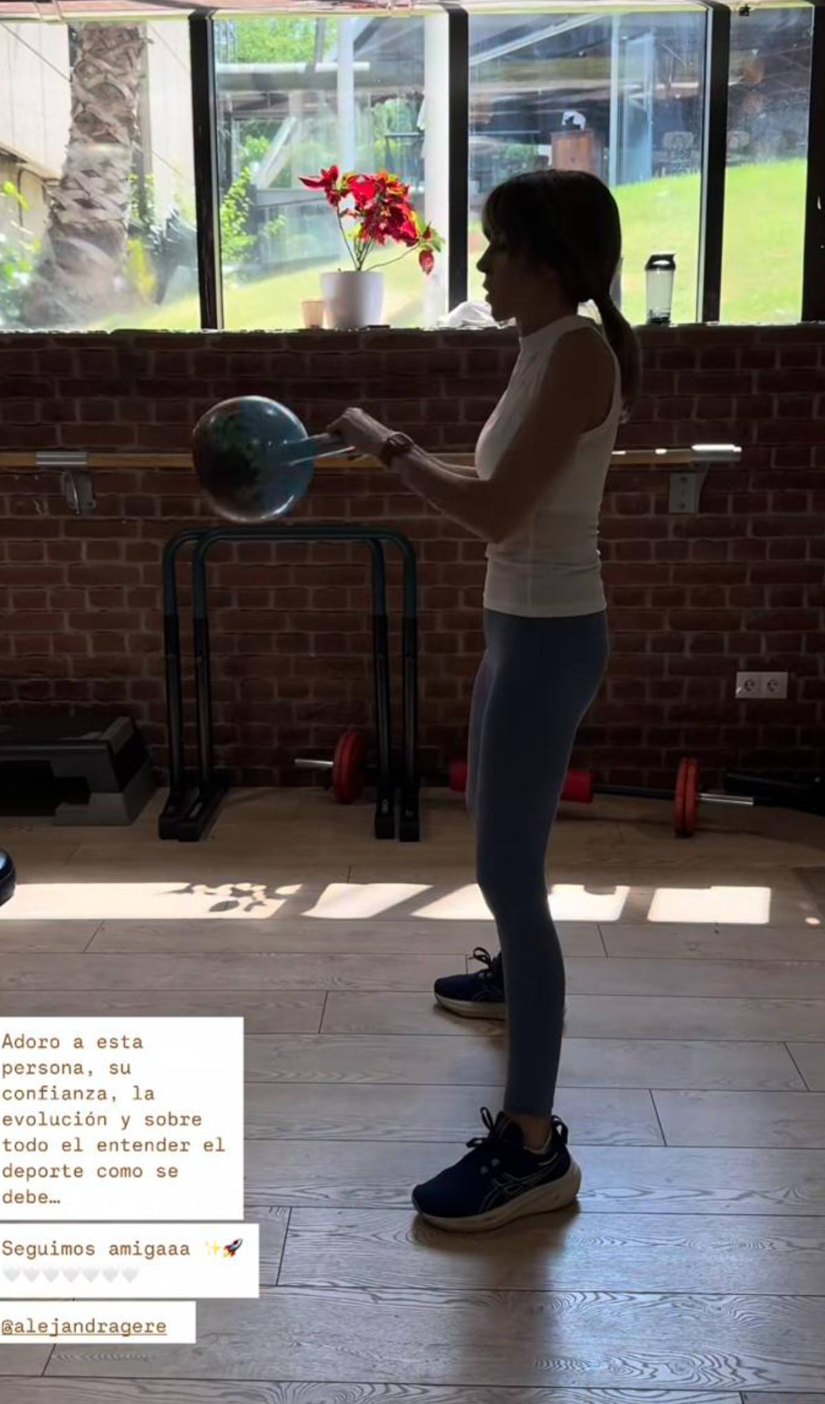 Kettlebell swing (el ejercicio que est&aacute; haciendo Alejandra) (Redes Sociales)