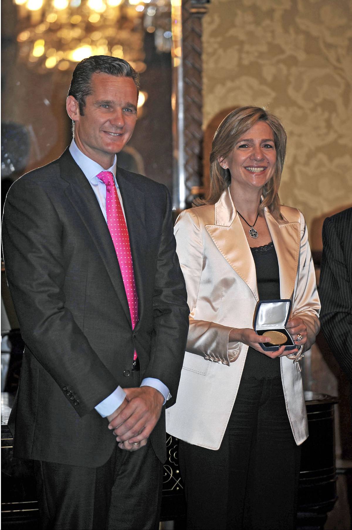 Los duques de Palma, I&ntilde;aki Urdangarin y la infanta Cristina de Borb&oacute;n, durante su nombramiento como socios de honor del C&iacute;rculo del Liceo, en 2009. (Gtres)