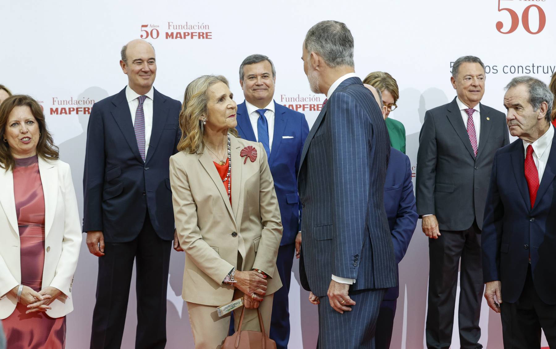 La infanta Elena y el Rey Felipe VI en un acto oficial. (Foto: Gtres)