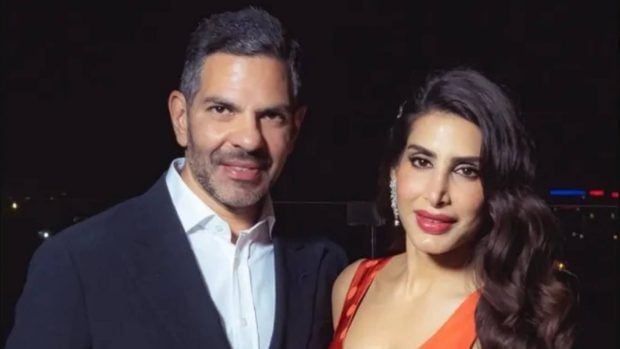 Sunjay Kapur junto a su &uacute;ltima esposa. (Foto: X)