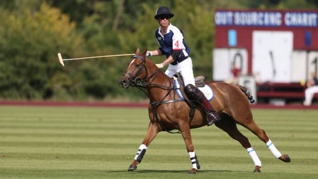 Guillermo de Inglaterra practicando polo. (Foto: Gtres)