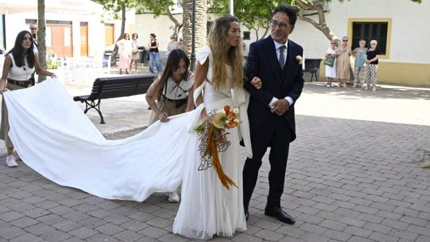 Bel&eacute;n &Eacute;cija junto a su padre. (Foto: Gtres)
