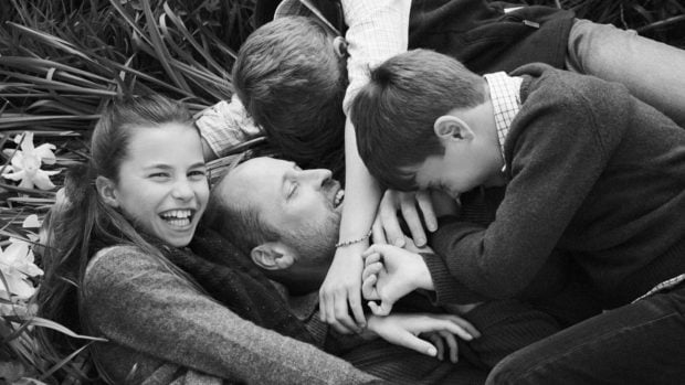 El pr&iacute;ncipe Guillermo junto a sus hijos George, Charlotte y Louis. (Foto: Instagram)