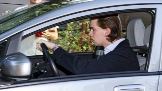 Miguel Urdangarin accediendo al cumplea&ntilde;os de su madre en La Zarzuela. (Foto: Gtres)