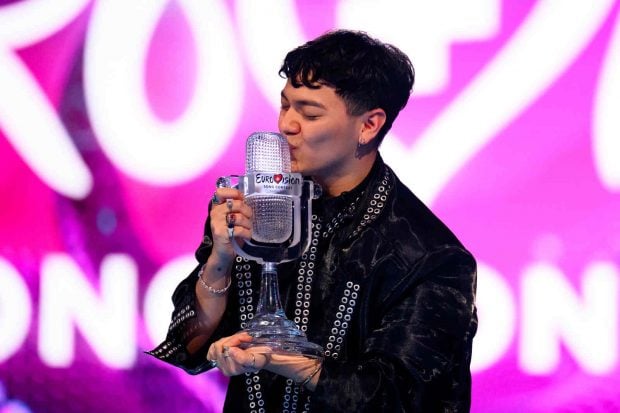 JJ con el micr&oacute;fono de cristal