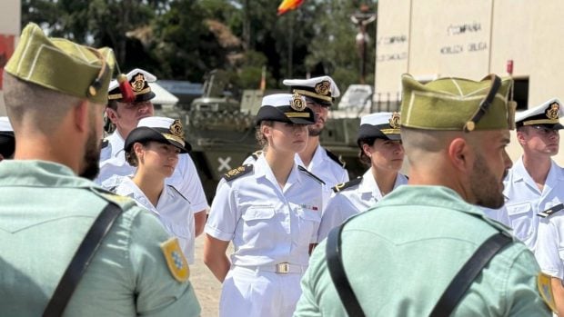La princesa Leonor junto a algunos legionarios en Ceuta. (Foto: EFE)