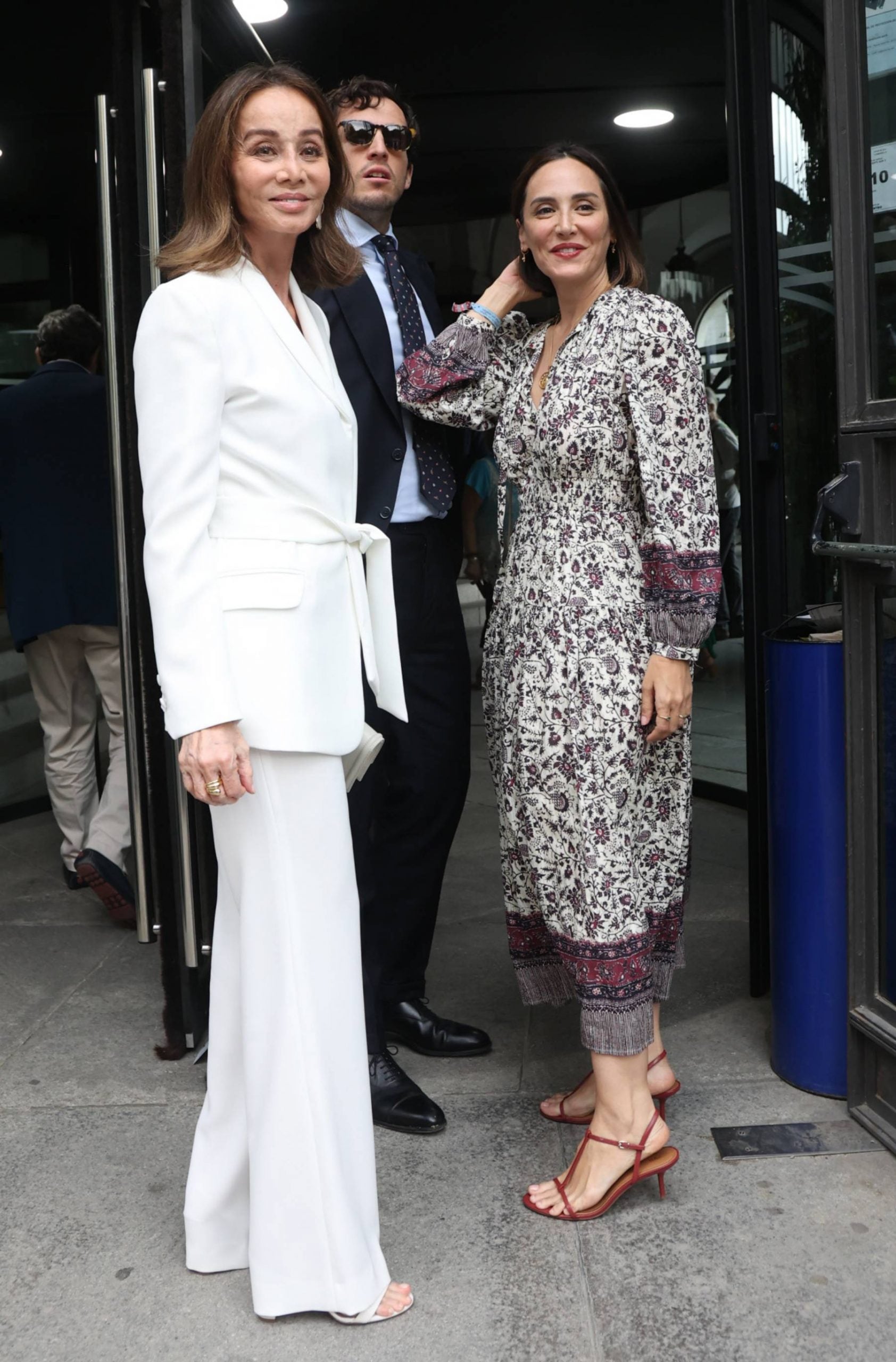 Isabel Preysler, Tamara Falc&oacute; e &Iacute;&ntilde;igo Onieva a las puertas del Teatro Real. (Foto: Gtres)
