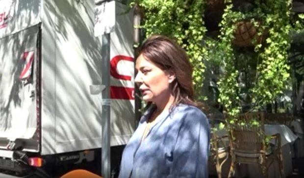 N&uacute;ria Gonz&aacute;lez por las calles de Madrid. (Foto: Gtres)
