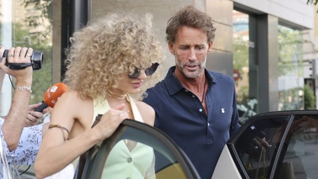 Sheila Casas y &Aacute;lvaro Mu&ntilde;oz Escassi por las calles de Madrid. (Foto: Gtres)