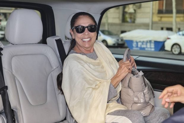 Isabel Pantoja en el interior de un veh&iacute;culo. (Foto: Gtres)