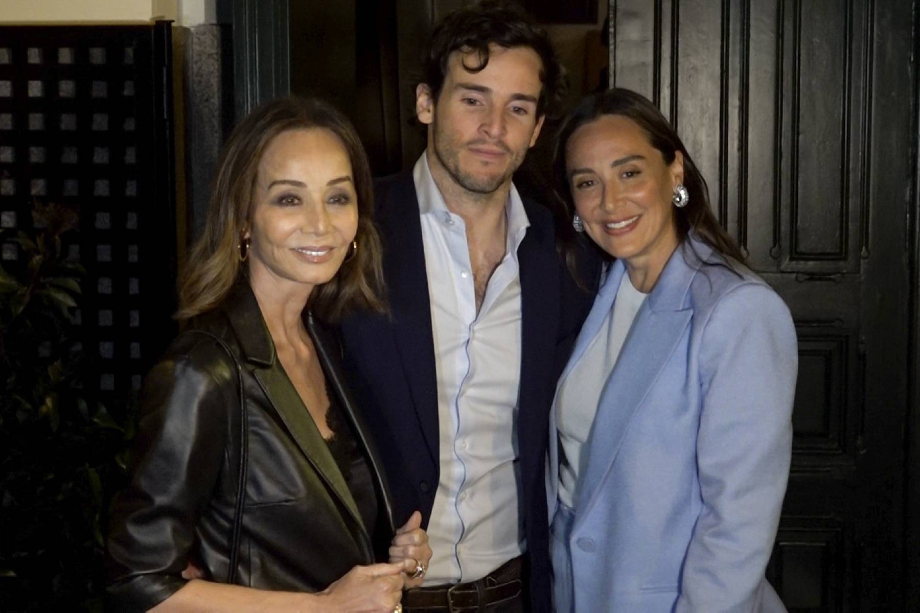 Isabel Preysler, &Iacute;&ntilde;igo Onieva y Tamara Falc&oacute; en un evento. (Foto: Gtres)