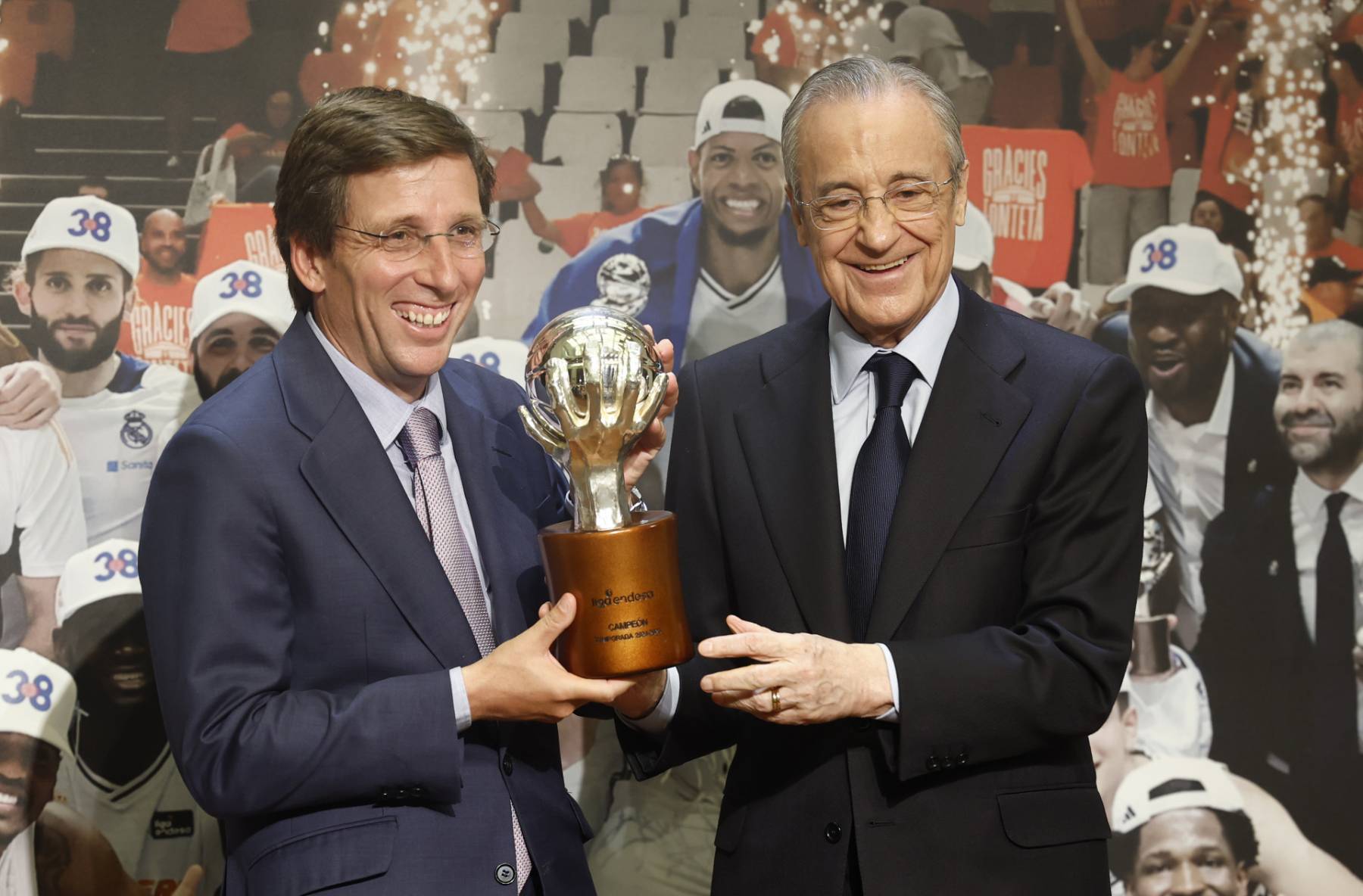 Jos&eacute; Luis Mart&iacute;nez-Almeida y Florentino P&eacute;rez en un acto oficial. (Foto: Gtres)