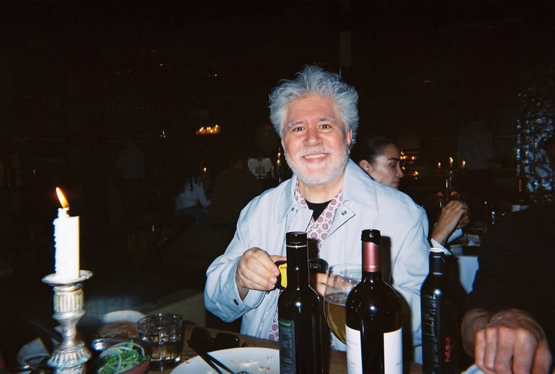 Pedro Almod&oacute;var en una fiesta de cumplea&ntilde;os. (Foto: RRSS)