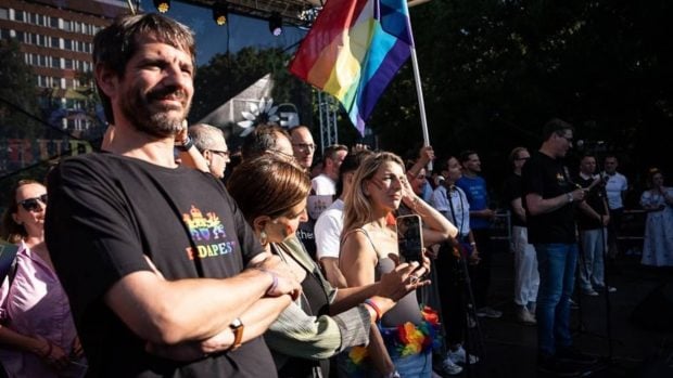 Ernest Urtasun y Yolanda D&iacute;az en el Orgullo de Budapest. (Foto: Instagram)