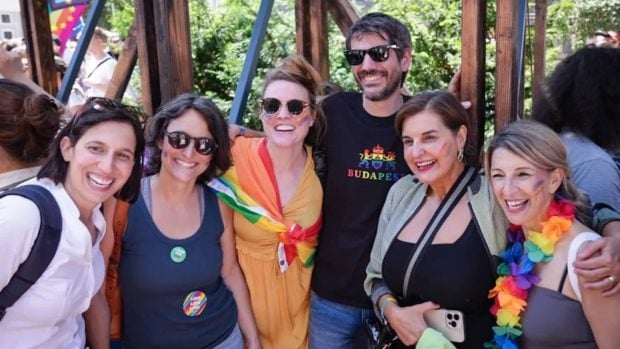Ernest Urtasun y Yolanda D&iacute;az en el Orgullo de Budapest. (Foto: Instagram)