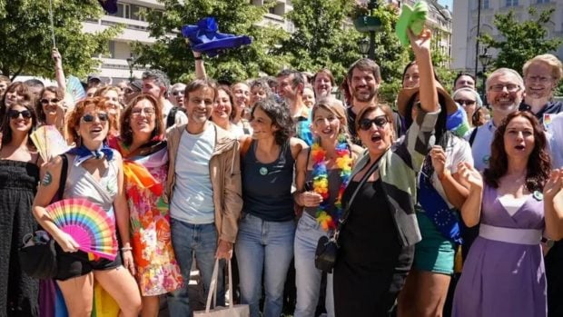Ernest Urtasun y Yolanda D&iacute;az en el Orgullo de Budapest. (Foto: Instagram)