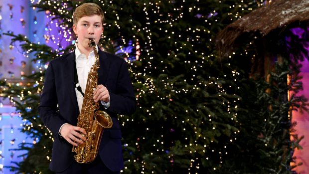 Emmanuel de B&eacute;lgica tocando el saxof&oacute;n. (Foto: Gtres)