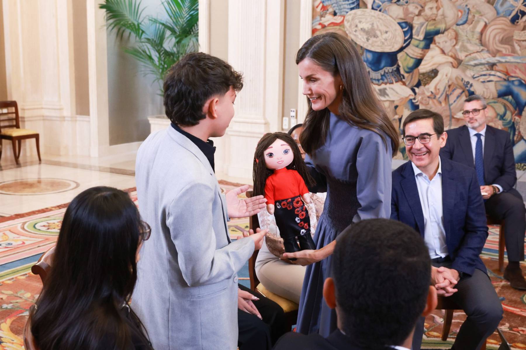 Do&ntilde;a Letizia recibe un obsequio de manos de uno de los asistentes a una audiencia. (Foto: Casa Real)