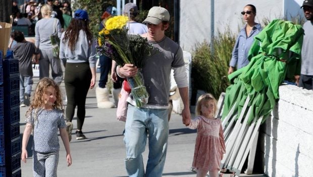 Jeremy Allen White, flores, hijas
