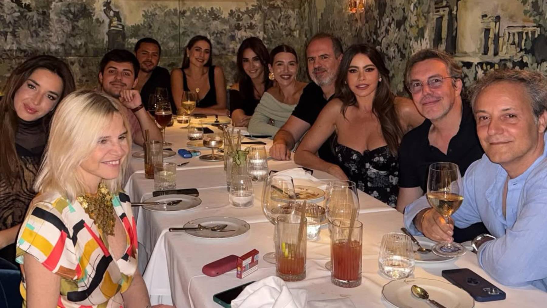 Sofía Vergara con varios celebrities de nuestro país disfrutando de una cena en Madrid. (Foto: Instagram)