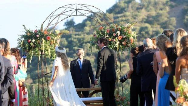 Cristina Serrano y Luis Astolfi Fl&oacute;rez el d&iacute;a de su boda. (Foto: Gtres)