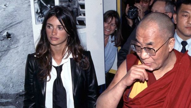 Pen&eacute;lope Cruz y el Dalai Lama. (Foto: Gtres)