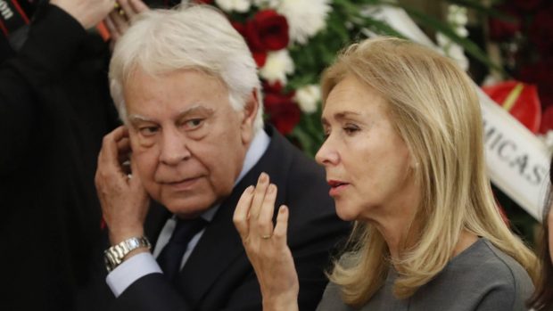 Felipe Gonz&aacute;lez y Mar Garc&iacute;a Vaquero en un acto. (Foto: Gtres)