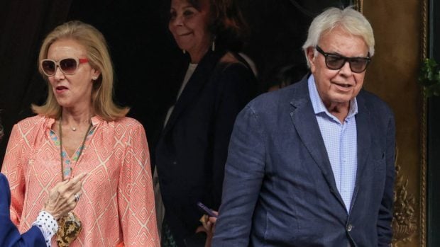 Mar Garc&iacute;a Vaquero y Felipe Gonz&aacute;lez saliendo de un restaurante en Madrid. (Foto: Gtres)