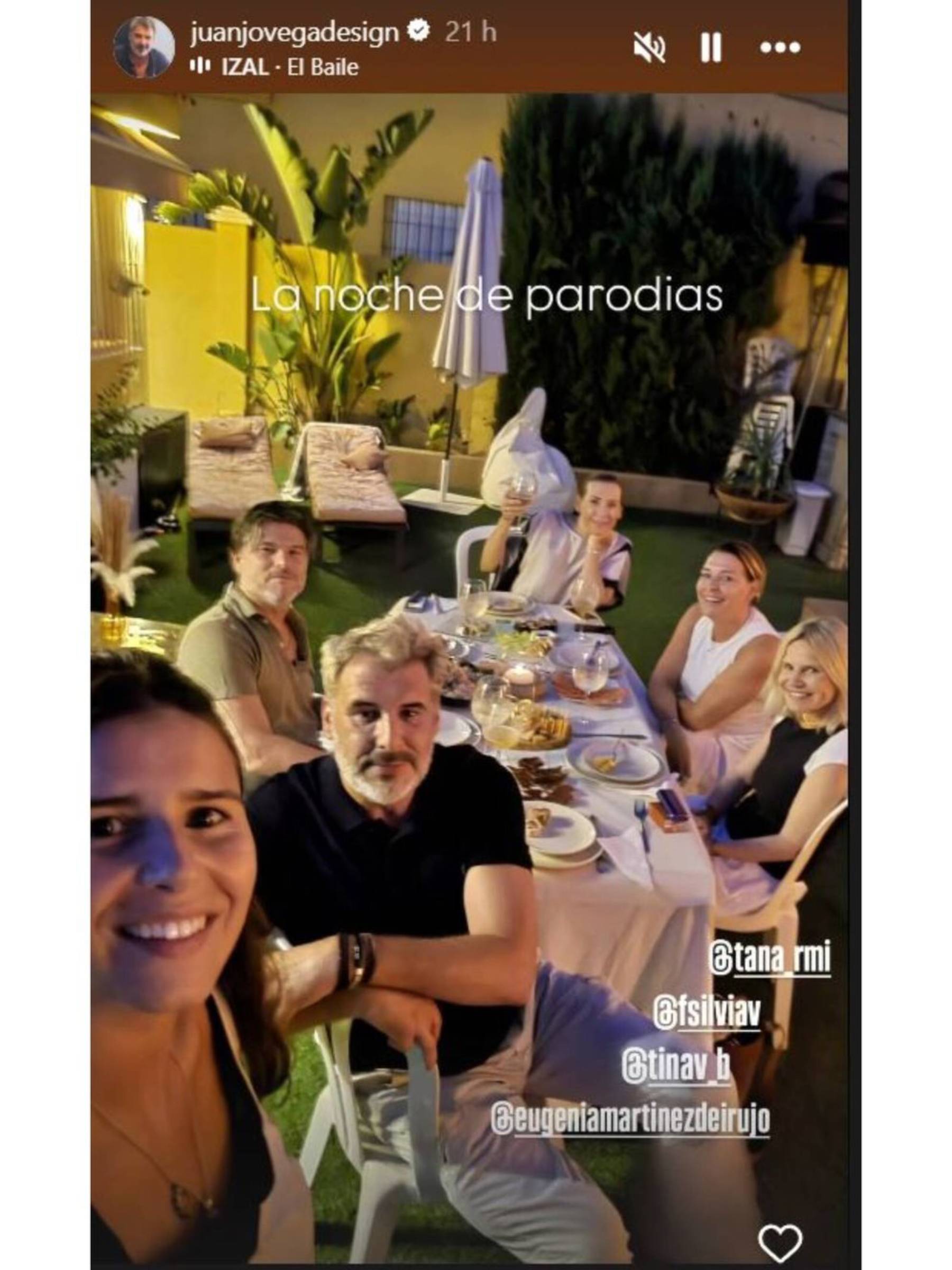 Eugenia Mart&iacute;nez de Irujo y su hija Cayetana en una cena. (Foto: RRSS)