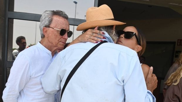 Jos&eacute; Ortega Cano, Amador Mohedano y Gloria Camila en el &uacute;ltimo adi&oacute;s a Michu. (Foto: Gtres)