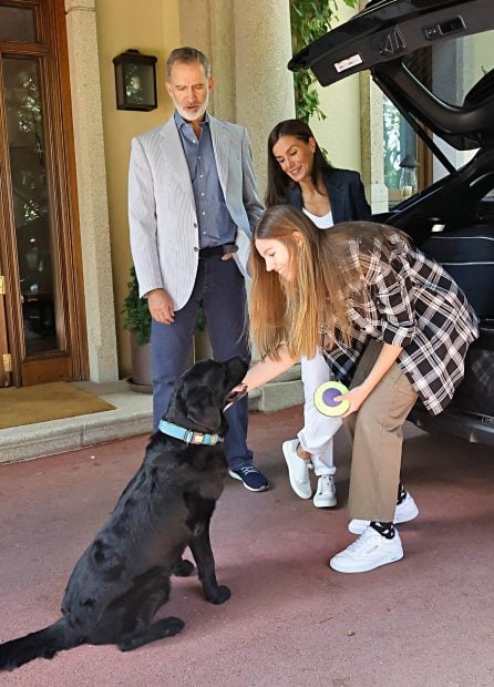 Infanta Sof&iacute;a, jan, perro, reyes letizia y felipe