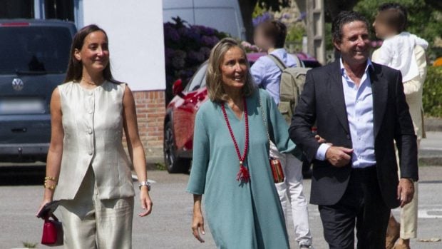 Luc&iacute;a Pombo con sus padres en Cantabria. (Foto: Gtres)