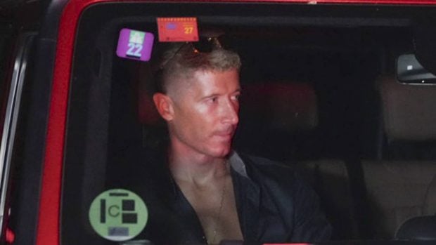 Robert Lewandowski llegando al cumplea&ntilde;os de Lamine Yamal. (Foto: Gtres)