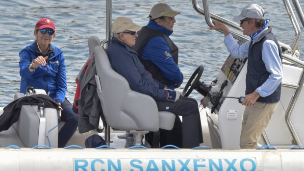 Juan Carlos I y la infanta Elena en las regatas de Sangenjo. (Foto: Gtres)