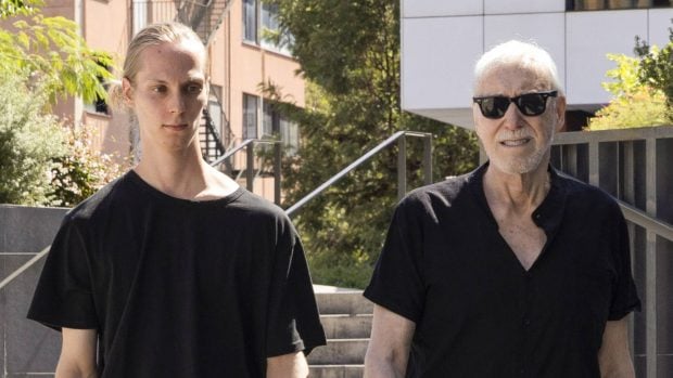 Josep Mar&iacute;a Mainat y uno de sus hijos en el velatorio de Toni Cruz. (Foto: Gtres)
