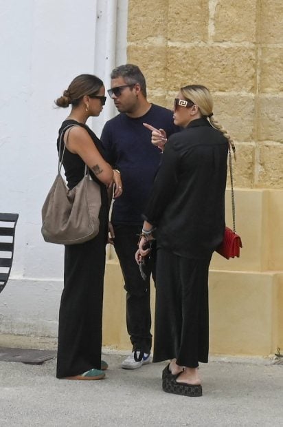 Gloria Camila, Jos&eacute; Fernando y Roc&iacute;o Flores en el funeral de Michu. (Foto: Gtres)